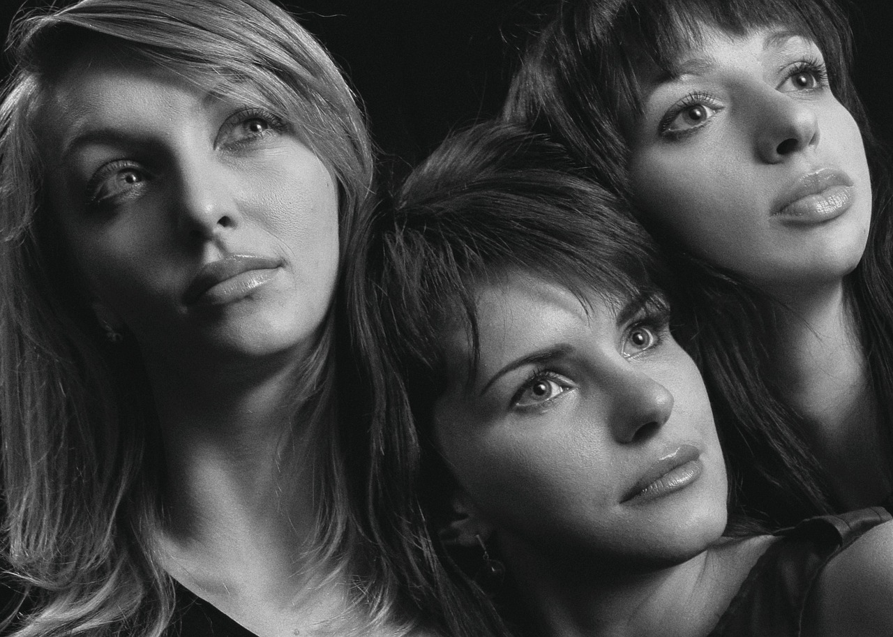 Conduttori di Sanremo sul palco durante una delle serate del festival, con pubblico entusiasta in background.