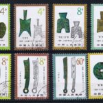 Francobolli antichi disposti su un tavolo, con evidenziati valori e dettagli storici.